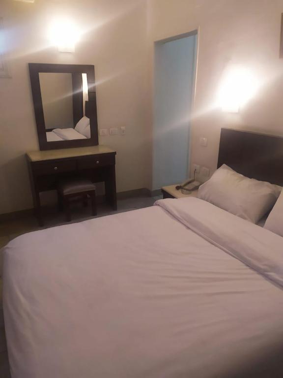 Postel nebo postele na pokoji v ubytování Regency Hotel