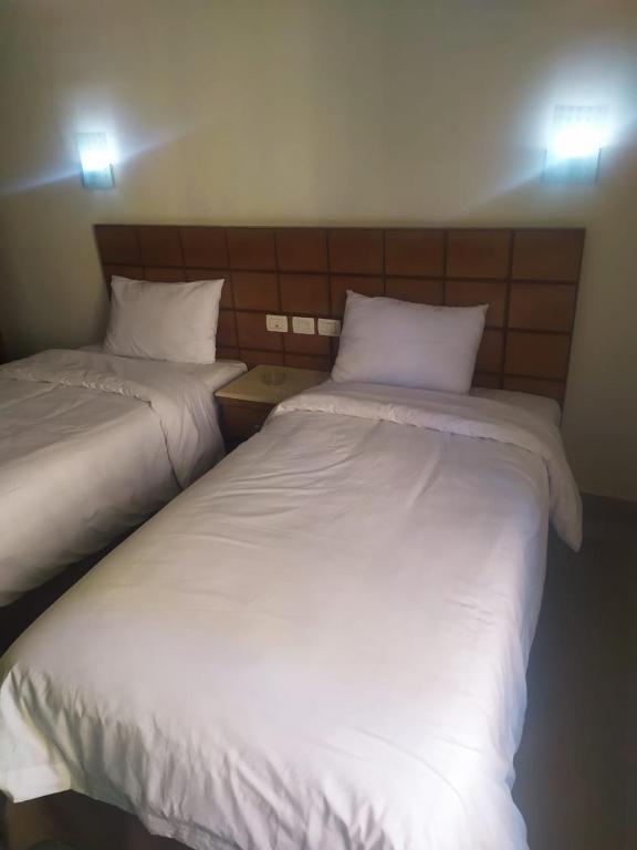 Postel nebo postele na pokoji v ubytování Regency Hotel