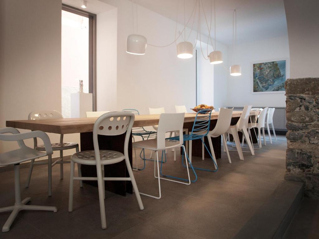 a dining room with a table and chairs at Hotel Marina Piccola in Manarola