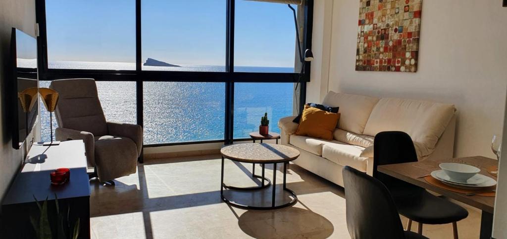 uma sala de estar com um sofá e uma mesa em Santa Margarita, Benidorm Levante, 1st line, Frontal Seaview, Ocean Terrace em Benidorm