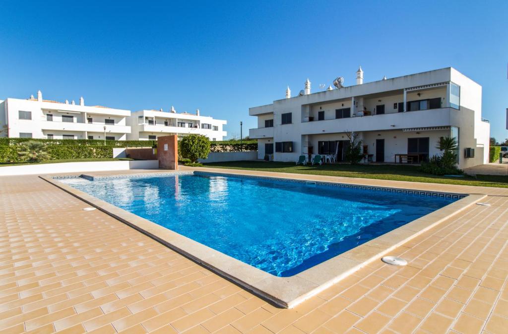 una piscina frente a un edificio en Lake Apartment - Pool and Sea View & Tennis Court & BBQ & A Vilita en Pêra