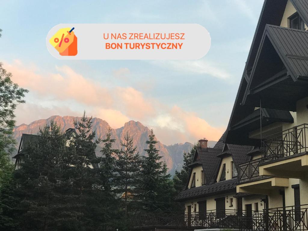 Captura de pantalla de la página de inicio de un hotel con montaña en Apartament in highlander style with view on Giewont & Tatra Mountain, en Zakopane