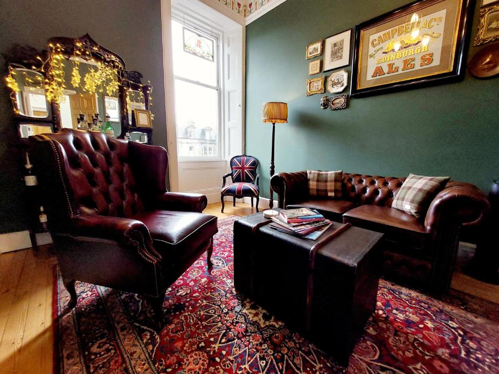 sala de estar con muebles de cuero y espejo en Barony House en Edimburgo