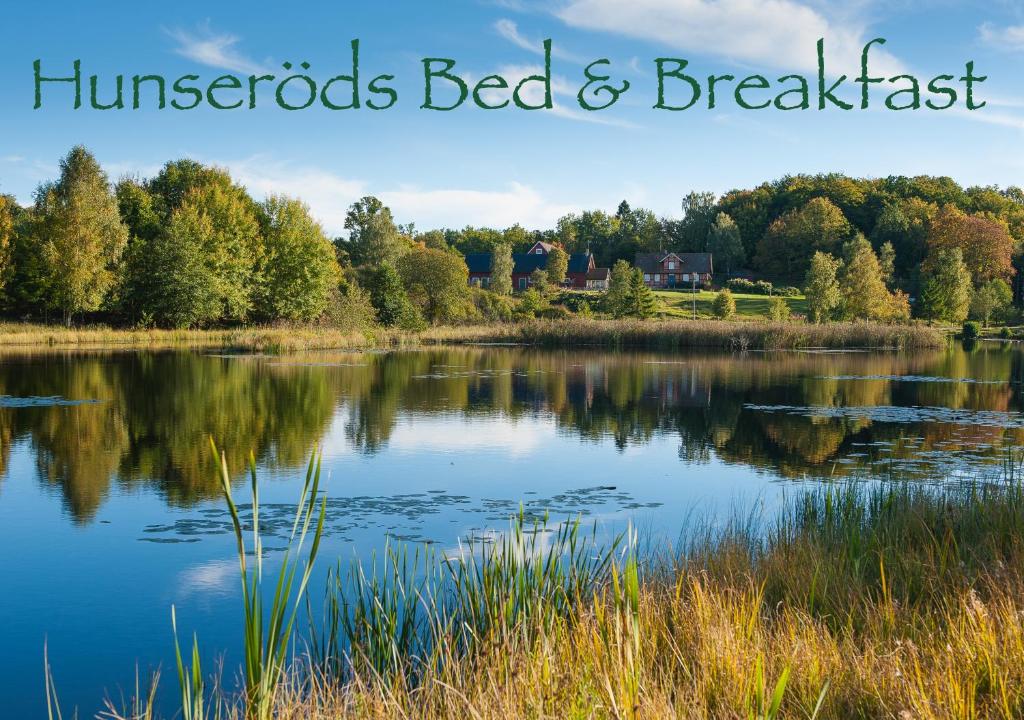 Alojamiento y desayuno con vistas a un lago con las palabras homesteads en Hunseröds Bed & Breakfast, en Perstorp