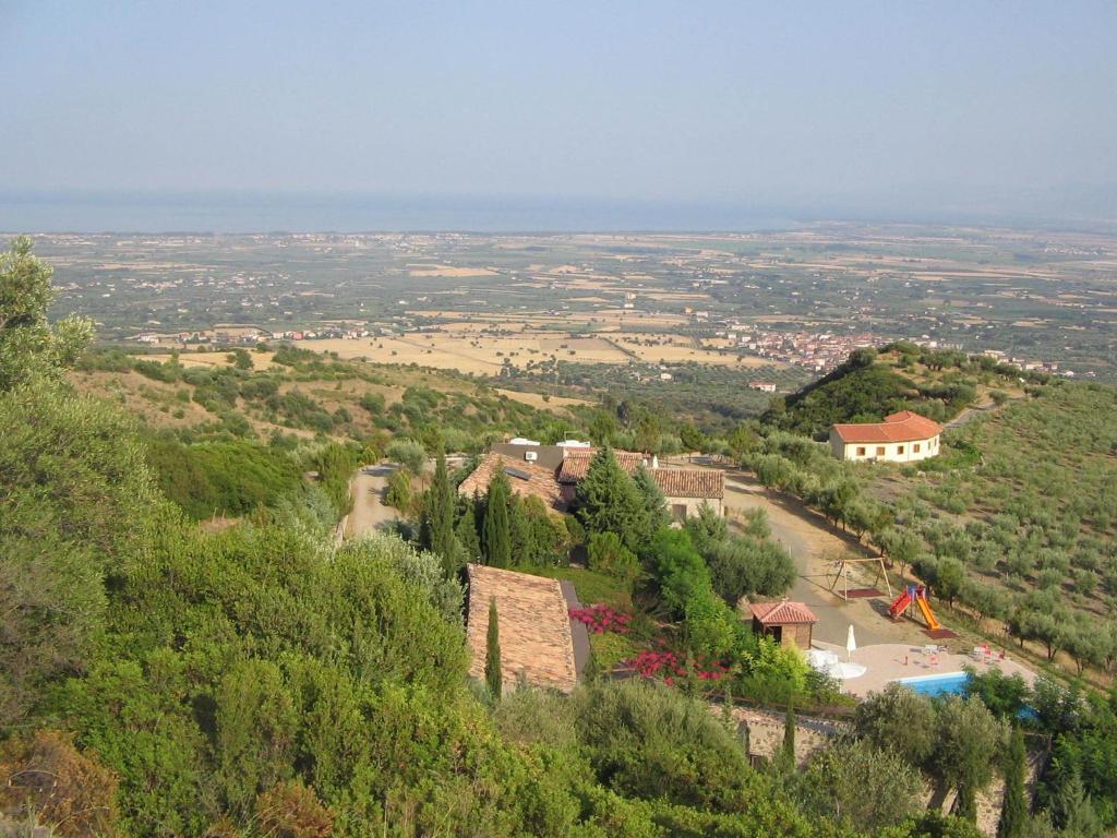 una vista aerea di una casa su una collina di Agriturismo San Fele a Cerchiara di Calabria