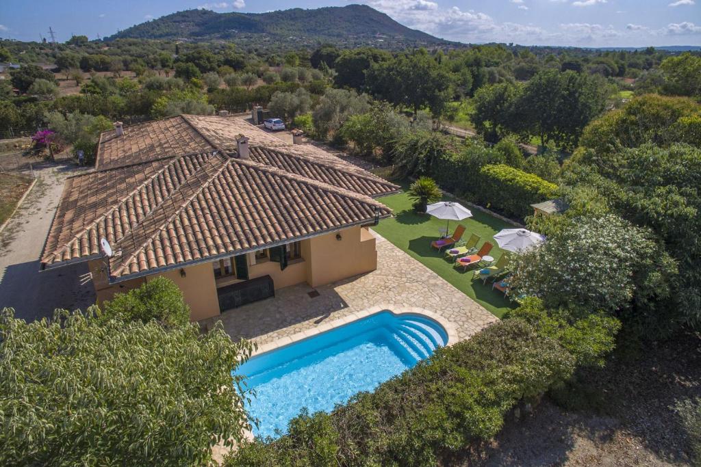 z góry widok na dom z basenem w obiekcie Villa Can Xispa Family w Ince