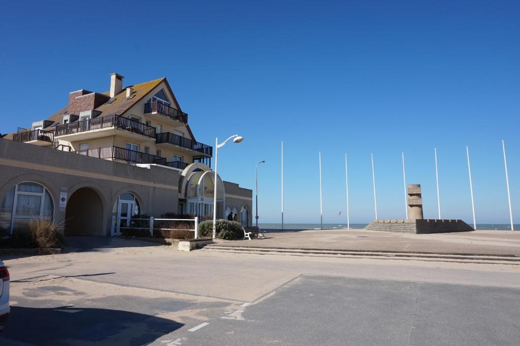 FACE ECOLE DE VOILE LA PLAGE A 50 metres