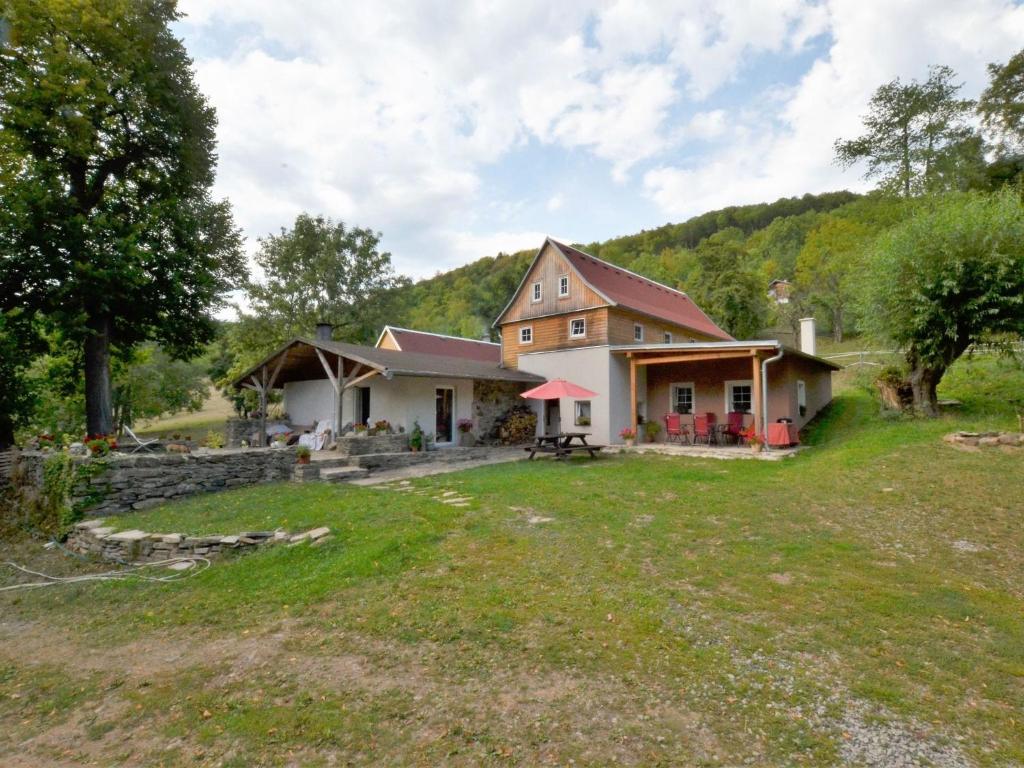 Zdjęcie z galerii obiektu Spacious holiday home with pool w mieście Malečov
