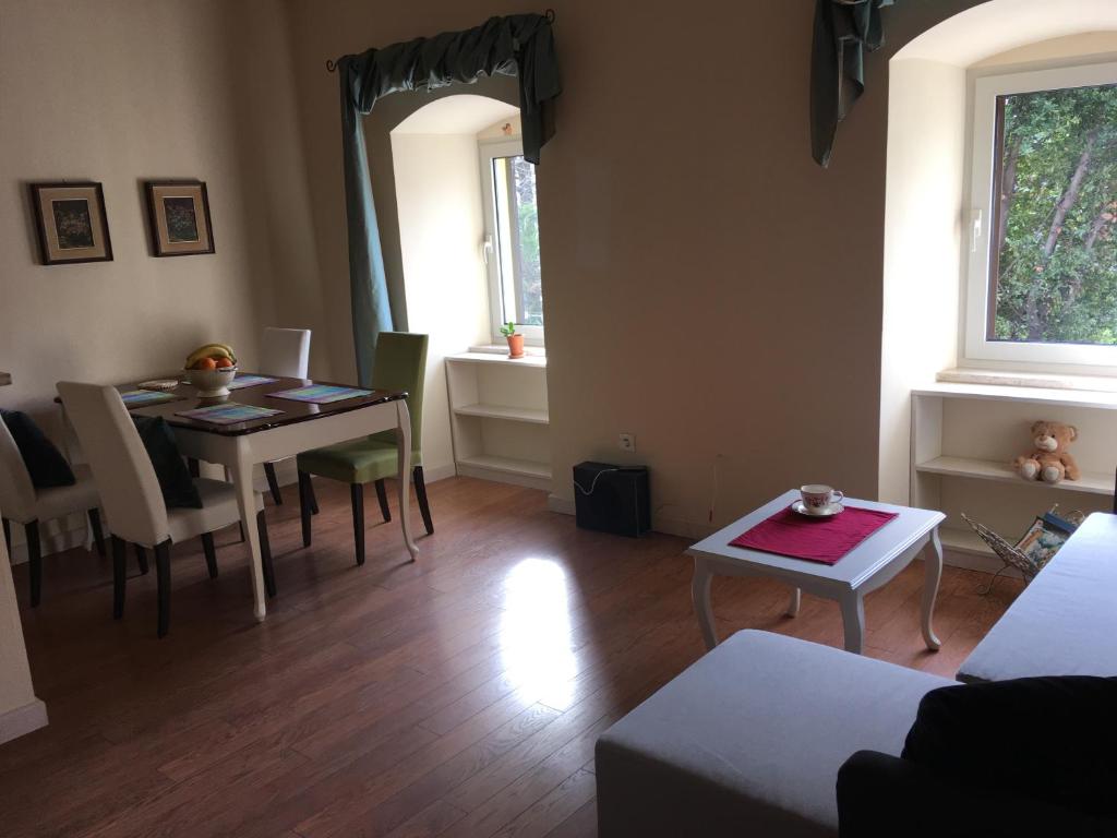 ein Wohnzimmer mit einem Tisch und einem Esszimmer in der Unterkunft Little Yellow House in Rijeka