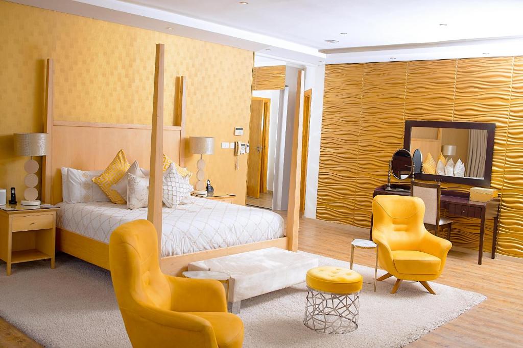 Masawara Urban Retreat في هراري: غرفة نوم بسرير ومكتب وكراسي