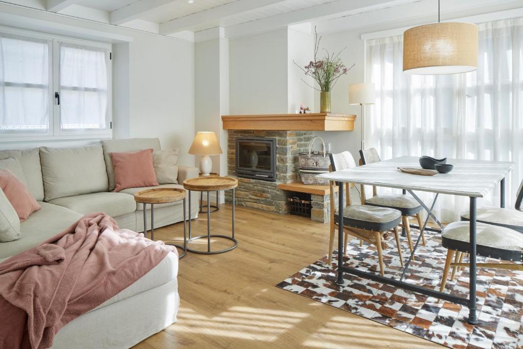 Khu vực ghế ngồi tại Val de Ruda Luxe 68 by FeelFree Rentals