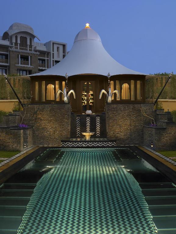 Bazén v ubytování The Leela Palace Udaipur nebo v jeho okolí