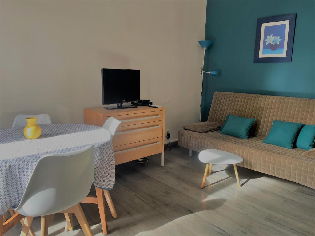 勒拉旺杜的住宿－Les 12 Sables，客厅配有桌子和沙发