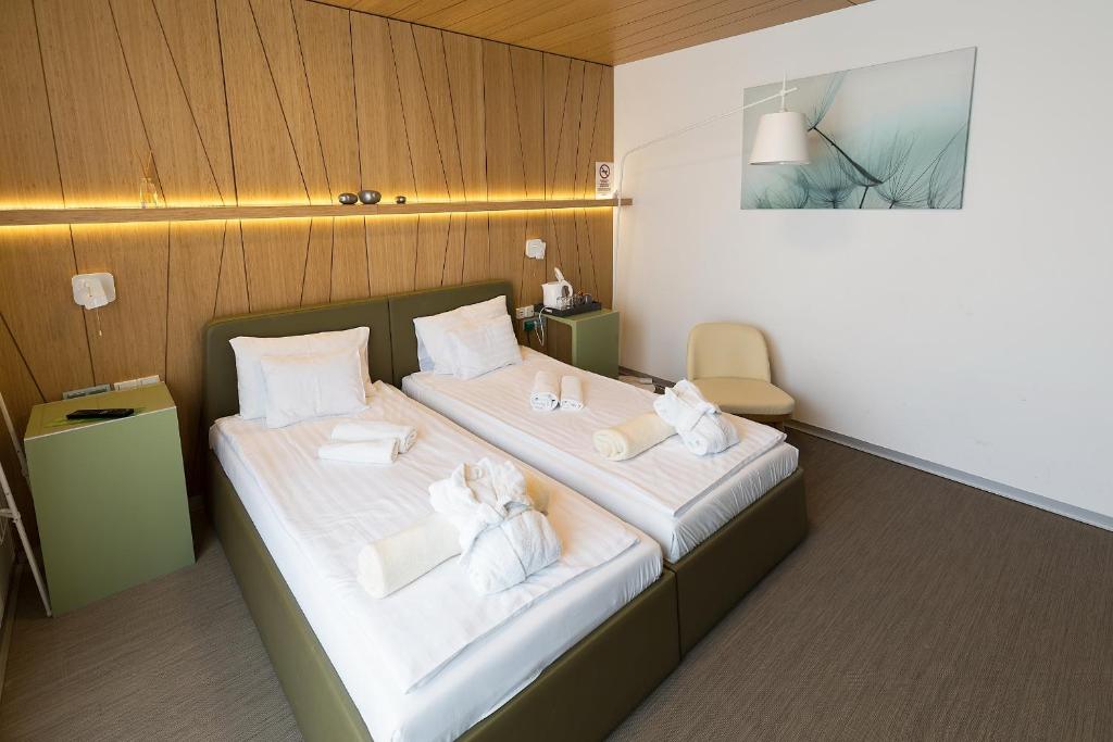 Postel nebo postele na pokoji v ubytování Hotel Zena Beauty & Shopping Center