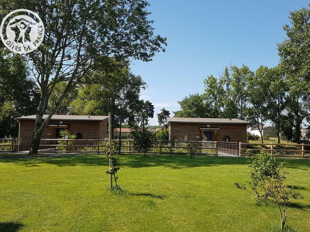 una casa in un campo con un orologio nell'erba di Gîte Veauchette, 3 pièces, 4 personnes - FR-1-496-79 a Veauchette