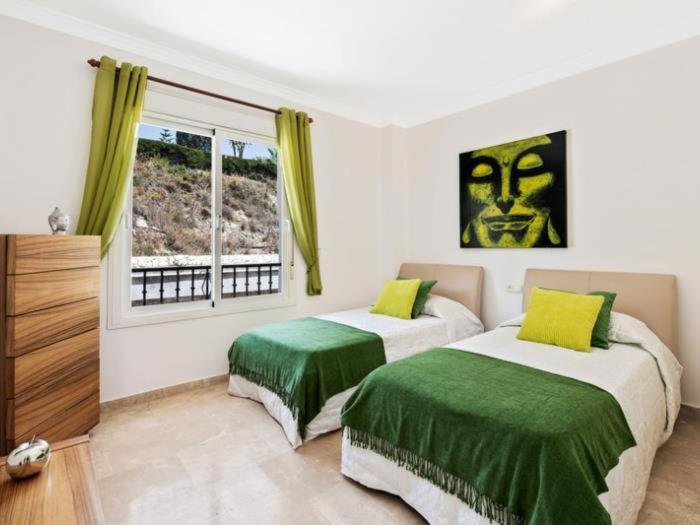 Posteľ alebo postele v izbe v ubytovaní JAZMIN MIRAFLORES SENSATIONAL VIEW! POOL, TERRACE, WiFi