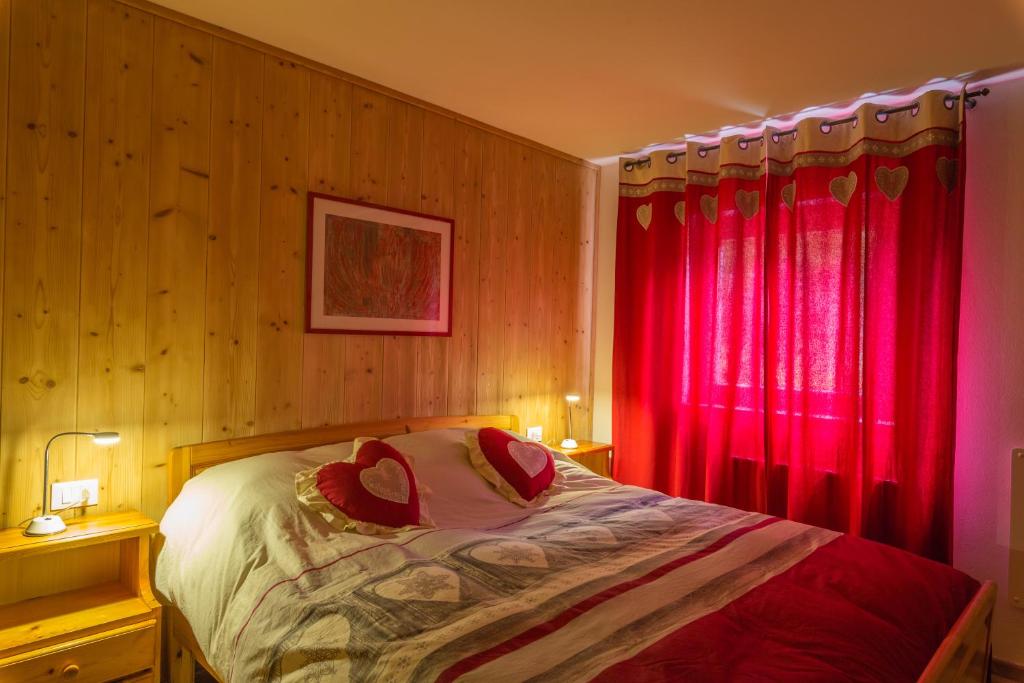 מיטה או מיטות בחדר ב-BAITA CUCOL: APPARTAMENTO CON GIARDINO PRIVATO