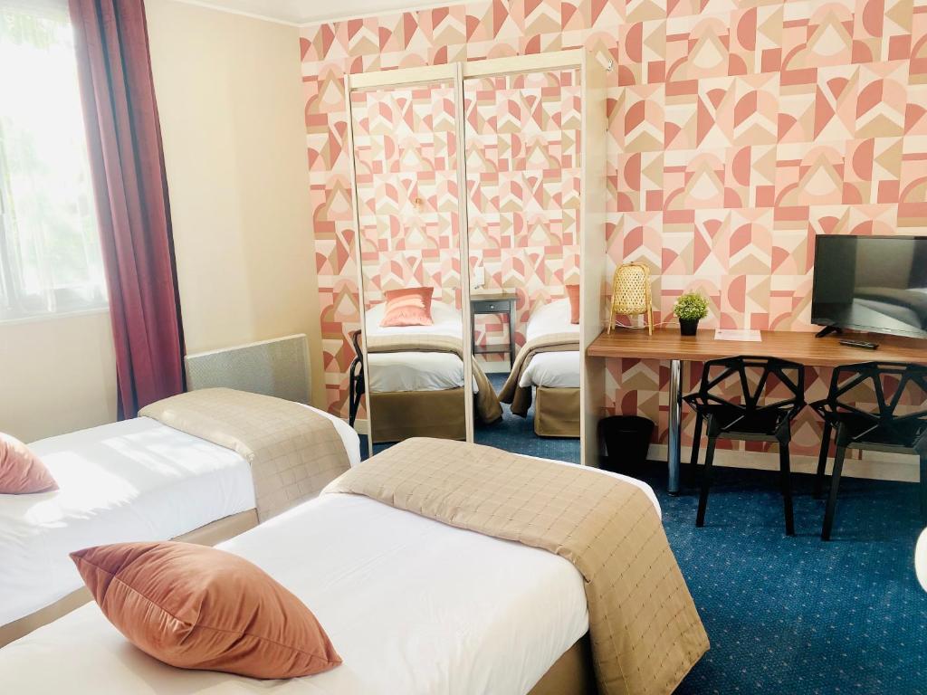 Postel nebo postele na pokoji v ubytování Grand Hôtel de L'Espérance