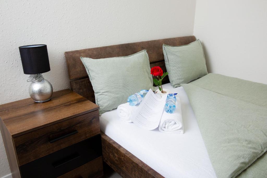 Una cama con dos jarrones con una flor. en Rustica Yellow nähe Uni, Olma, Spital, FHS, en St. Gallen