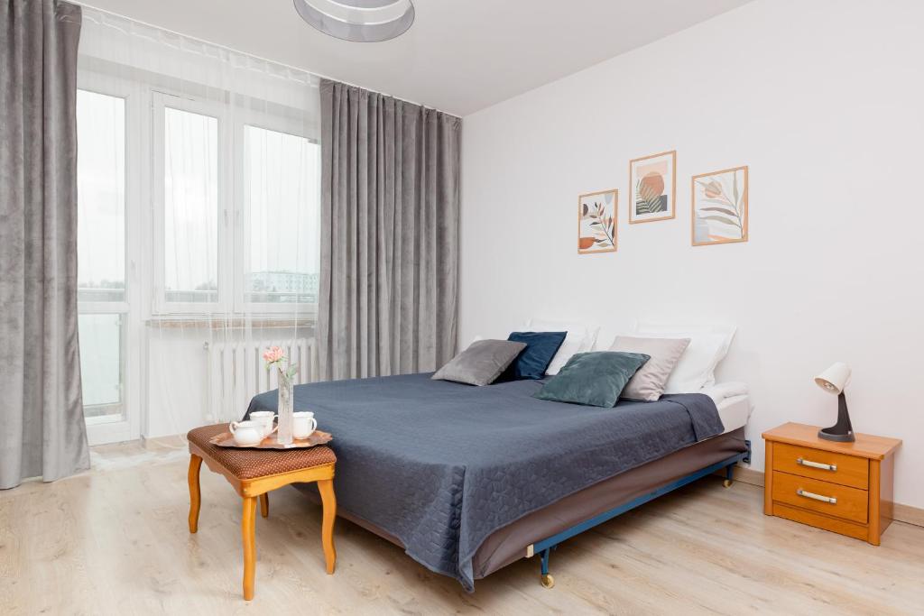 Posteľ alebo postele v izbe v ubytovaní Duplex Apartment near the Airport by Noclegi Renters