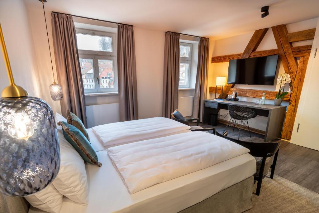 Postel nebo postele na pokoji v ubytování Hotel Weißes Ross