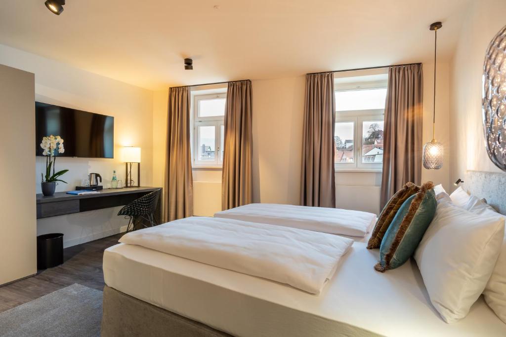 Postel nebo postele na pokoji v ubytování Hotel Weißes Ross