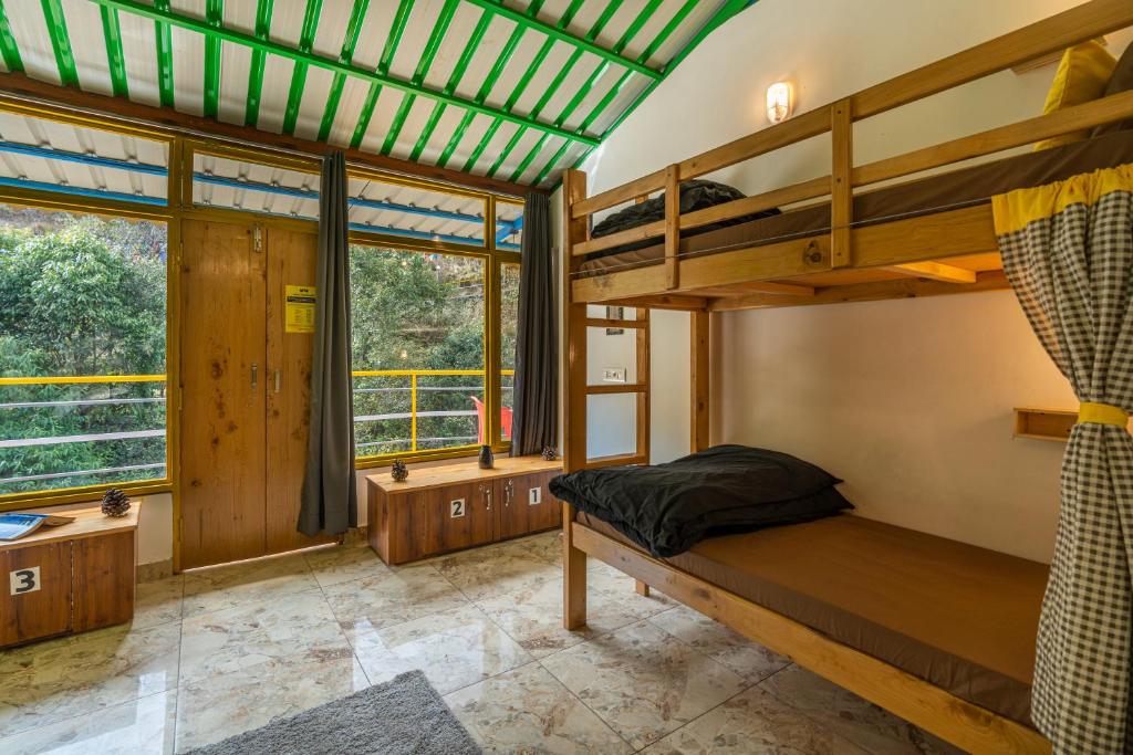 Postel nebo postele na pokoji v ubytování The Hosteller Mussoorie By the Streamside, Kempty