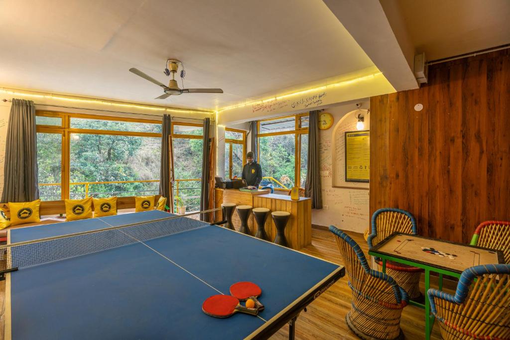 Biliár nebo kulečník v ubytování The Hosteller Mussoorie By the Streamside, Kempty