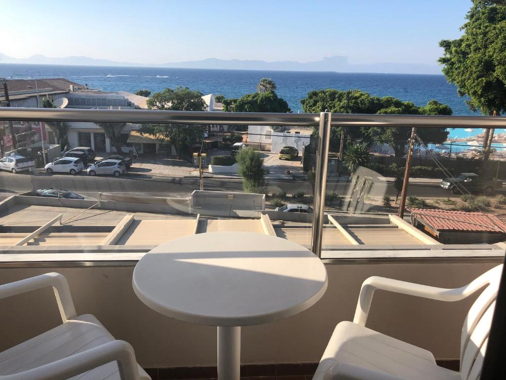 Caravel Hotel Apartments - 