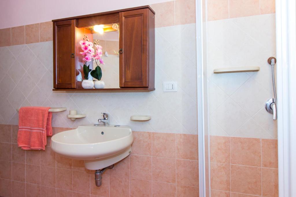 A bathroom at Appartamenti in Villa con ampio giardino esterno