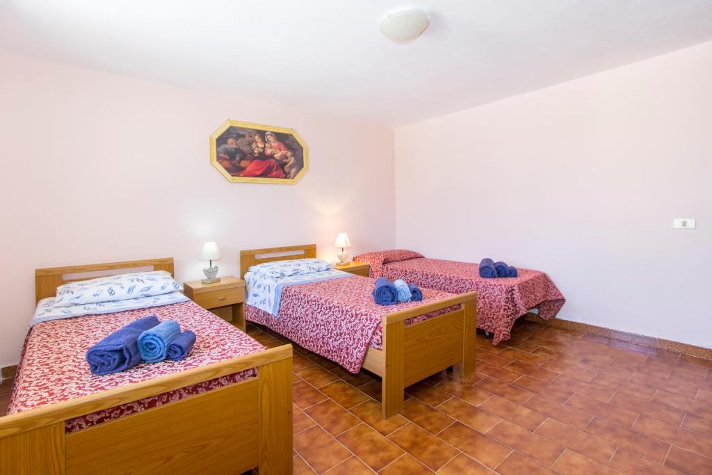 A bed or beds in a room at Appartamenti in Villa con ampio giardino esterno