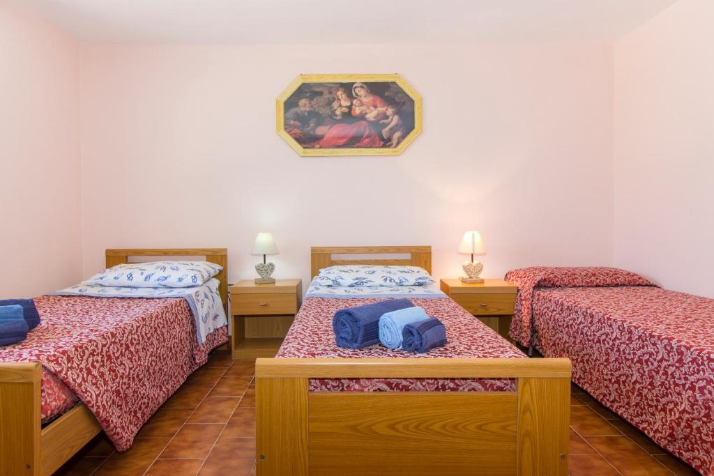 A bed or beds in a room at Appartamenti in Villa con ampio giardino esterno
