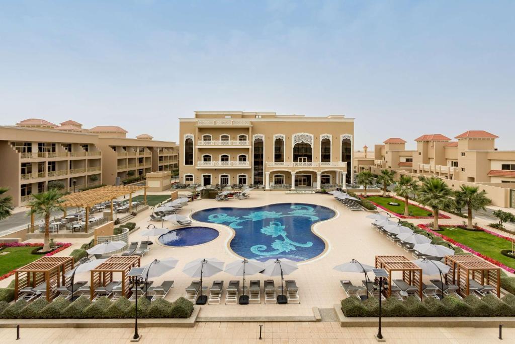 Vista de la piscina de Radisson Hotel Riyadh Airport o d'una piscina que hi ha a prop