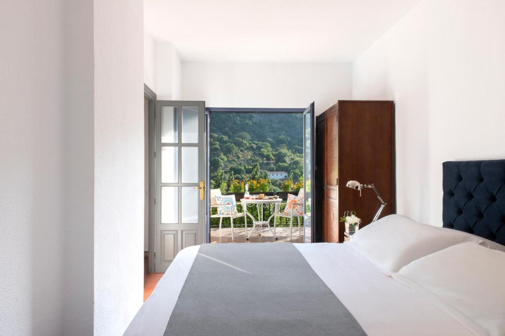 una camera con letto e vista su un patio di Stunning 4-Bed House in Benamahoma a Benamahoma