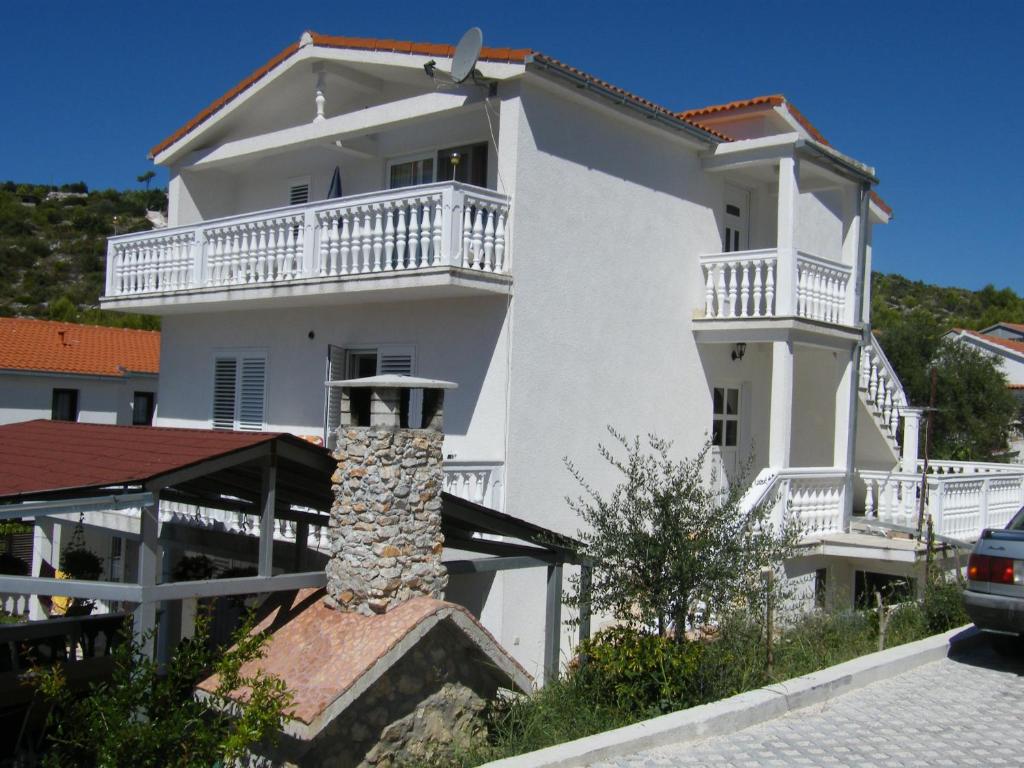 un gran edificio blanco con balcón en Apartments Zdenka, en Marina