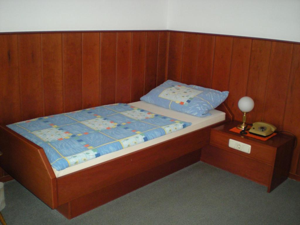 Letto o letti in una camera di Austria Traveller Hotel Lenzing