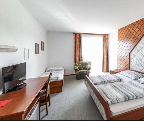Letto o letti in una camera di Austria Traveller Hotel Lenzing