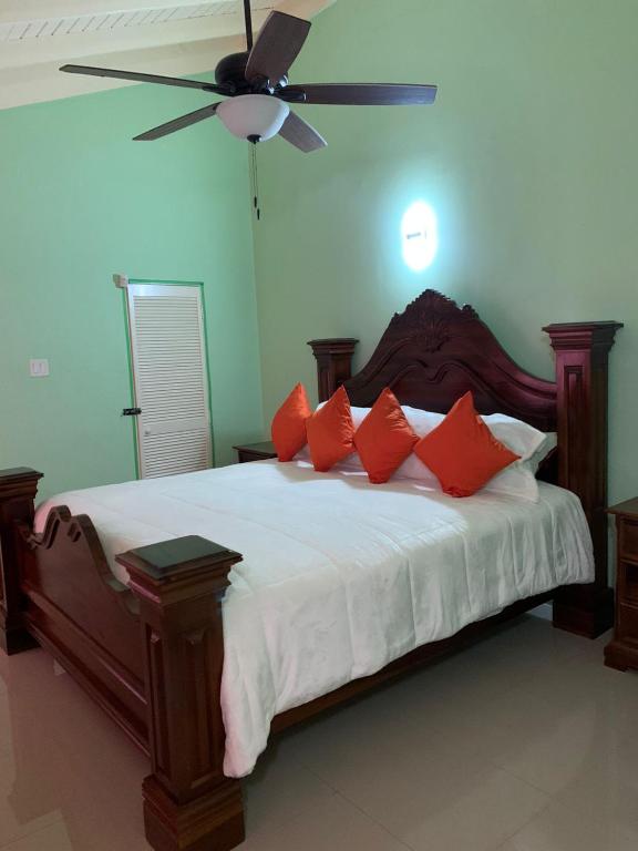 Voodi või voodid majutusasutuse PARADISE VILLA SHAREd ONSITE PRIVATE POOL ONSITE GYM toas