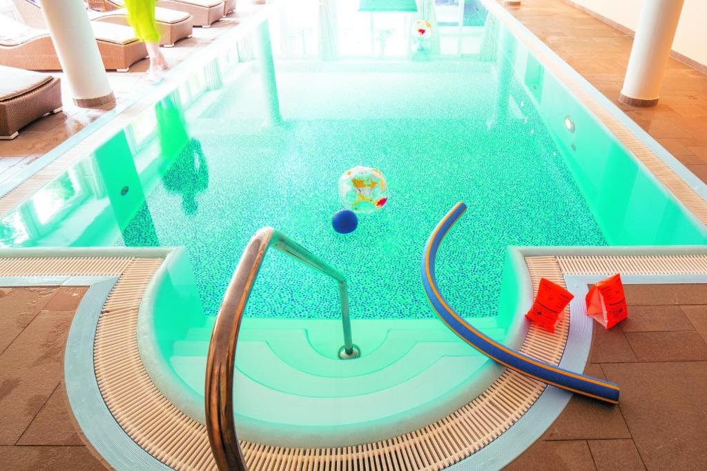 Bazén v ubytování Naturresort & Spa Schindelbruch nebo v jeho okolí