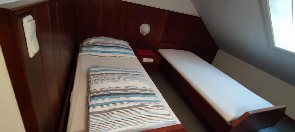 Letto o letti in una camera di Austria Traveller Hotel Lenzing