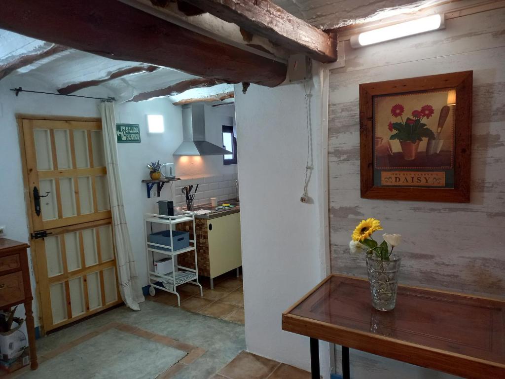 Una televisión o centro de entretenimiento en Casa Rural La Rocha
