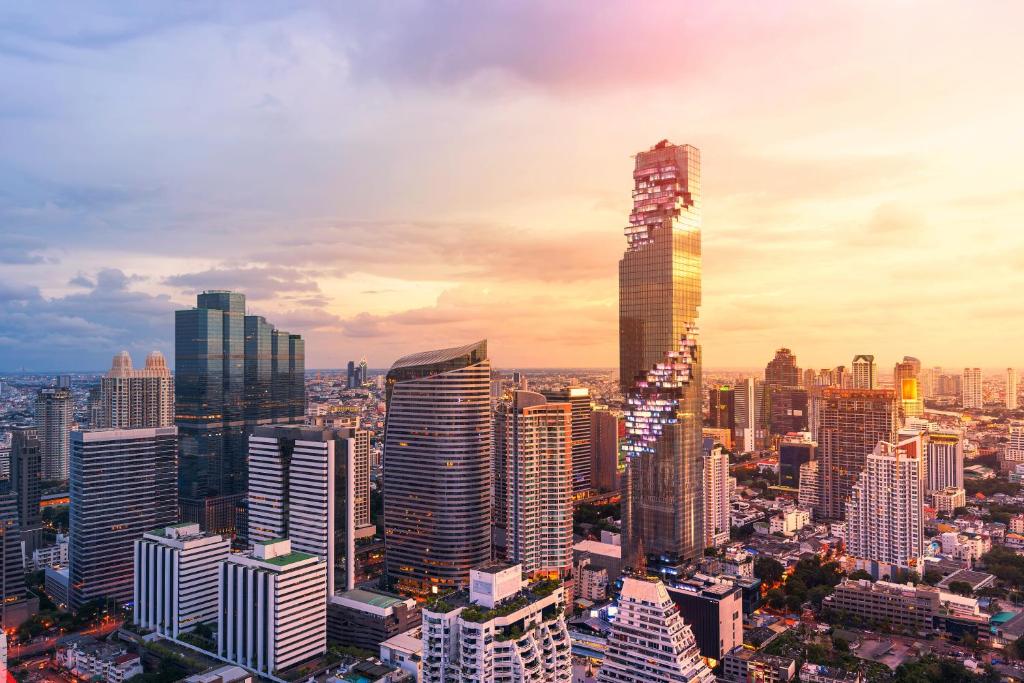 un perfil urbano con un rascacielos alto en The Standard, Bangkok Mahanakhon en Bangkok