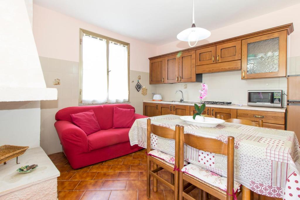 A kitchen or kitchenette at Appartamenti in Villa con ampio giardino esterno