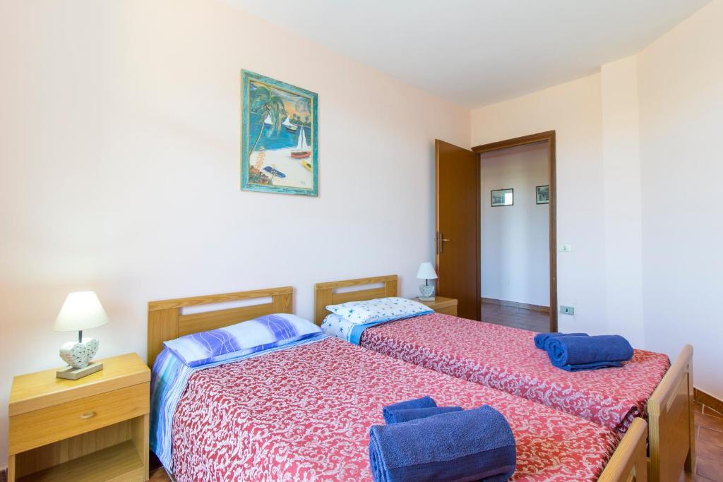 A bed or beds in a room at Appartamenti in Villa con ampio giardino esterno