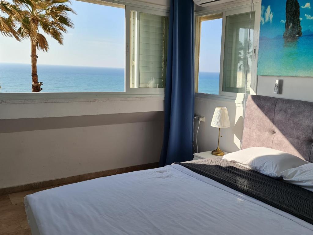 Postel nebo postele na pokoji v ubytování Magic on the sea-suites with a private jacuzzi and a private sea view