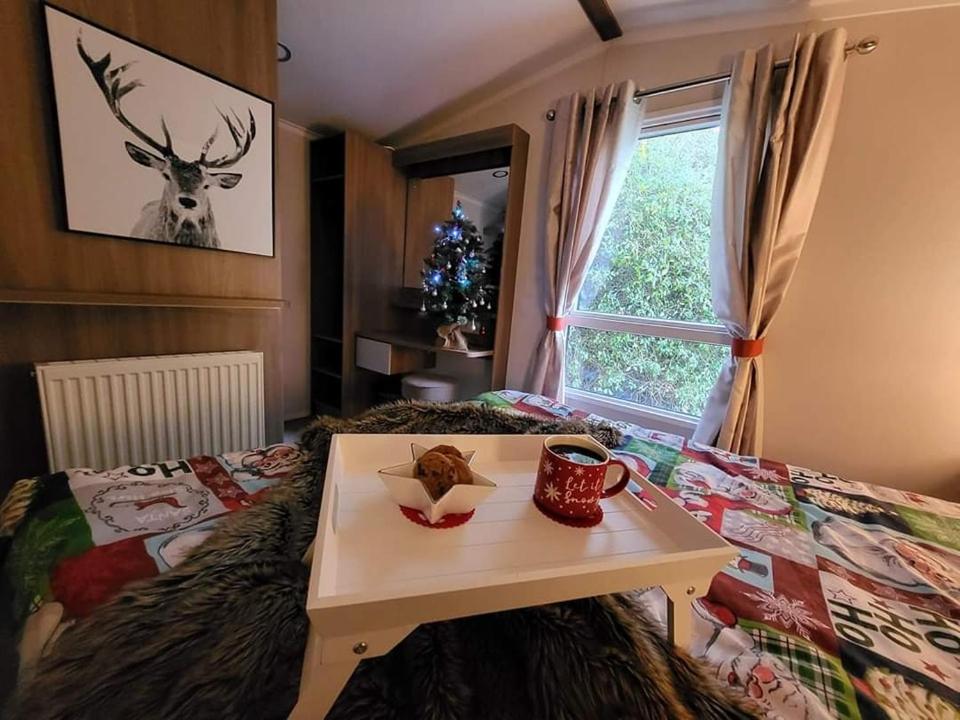 Postel nebo postele na pokoji v ubytování 5 Geranium, Holiday Home in Oakdene Forest Park