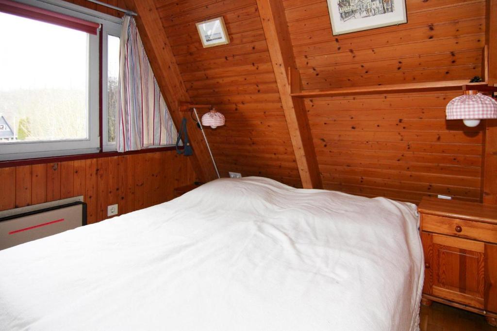 Postel nebo postele na pokoji v ubytování Tent Roof House in Damp near Baltic Sea Beach