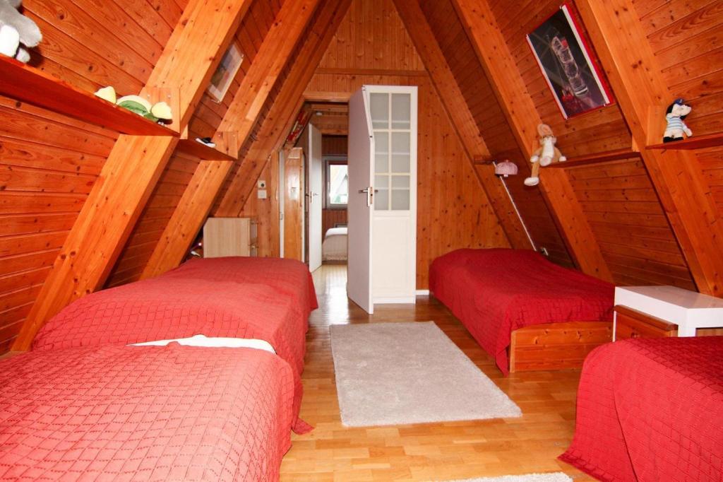 Postel nebo postele na pokoji v ubytování Tent Roof House in Damp near Baltic Sea Beach