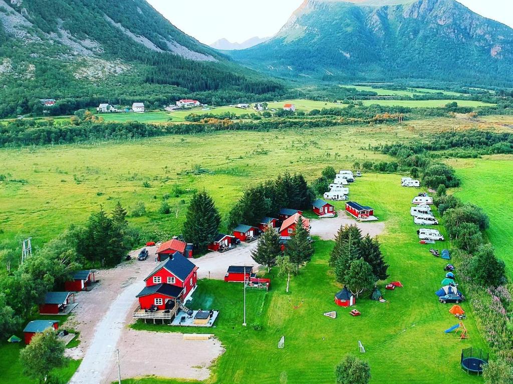 Vue aérienne d'un groupe de tentes dans un champ dans l'établissement Reipå Camping, à Reipå