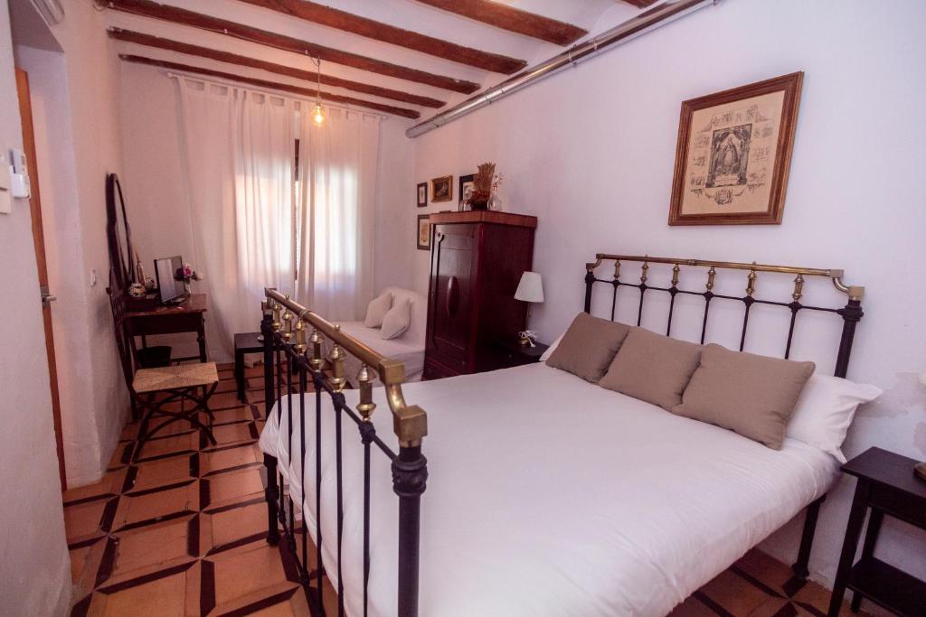 ein Schlafzimmer mit einem Bett in einem Zimmer in der Unterkunft La Casa de Félix in Villena